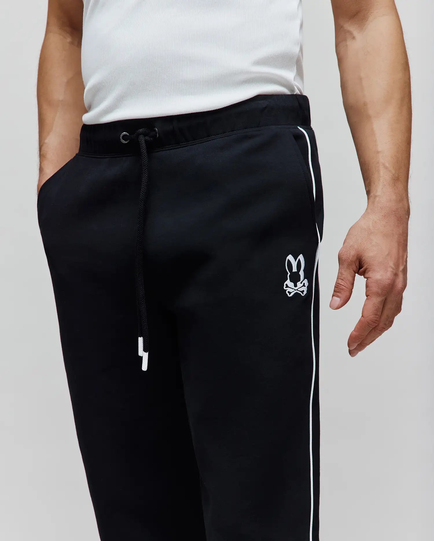 MB0800058-BLK_2.jpg